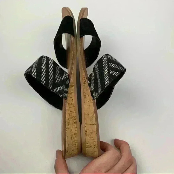 DV dolce Vita womens sandals size 7 black white Aztec strappy cork wedges - Picture 4 of 12